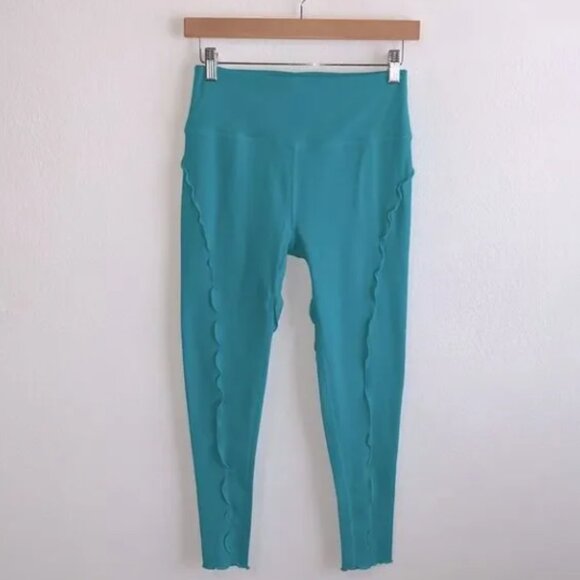 Hearts Aflutter Leggings - Picture 3 of 4